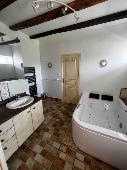 Saint-Pierre-les-EtieuxLongere Berrichonne, Calme Absolu, 13 Personnes别墅 外观 照片